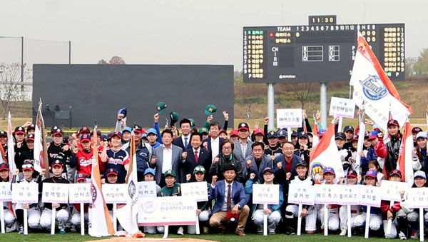 ▲ LG전자가 후원하는 2015 LG배 한국여자야구대회 개막식에서 주요관계자들과 선수들이 기념촬영을 하고 있다.