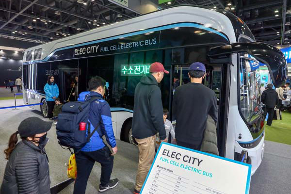 ▲ 2019서울모터쇼의 ‘수소에너지 특별 홍보관’에서 관람객들이 현대자동차의 수소전기버스 시승행사에 참여하고 있다.