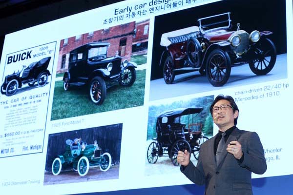 ▲ 한국자동차디자인협회 리처드 정 회장이 ‘미래 모빌리티 변화가 요구하는 새로운 자동차 디자인’을 주제로 발표하고 있다.