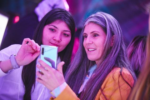 칠레 산티아고의 종합 예술 공연장에서 진행된 갤럭시 노트10 출시 행사에서 참석자들이 제품을 체험하고 있다
