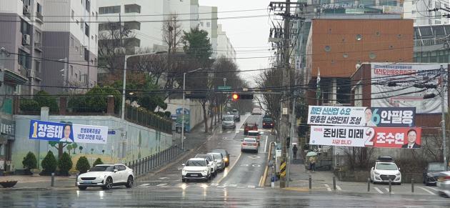 대전시 모선거구 후보자들의 홍보 프랭카드가 거리에 내걸려 선거운동의 시작을 알리고 있다 (국제뉴스)